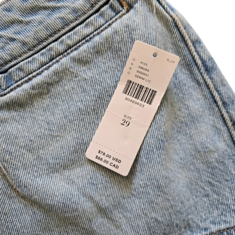 NWT Anthropologie Pilcro Pitched Micro Denim Shorts, Size 29 - Picture 6 of 13